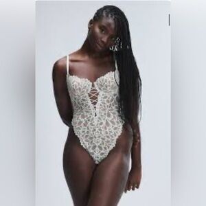 SAVAGE X FENTY LACE IN BLUE/SUBTLE BROWN